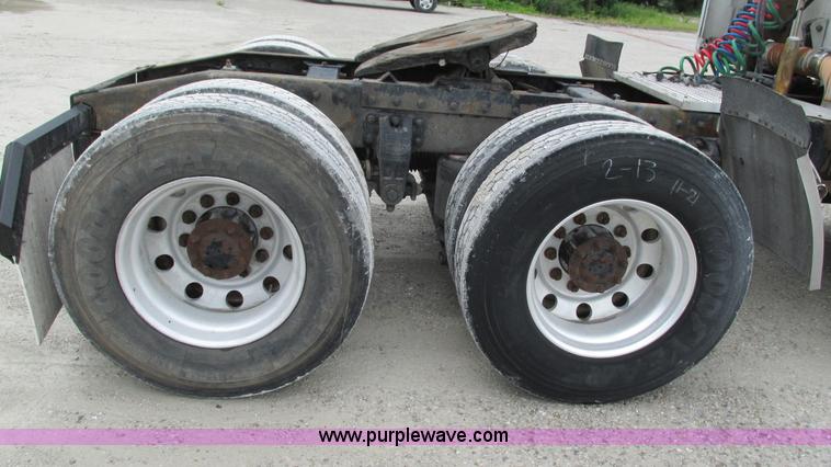 image for item G9287 2001 Peterbilt 387 semi truck