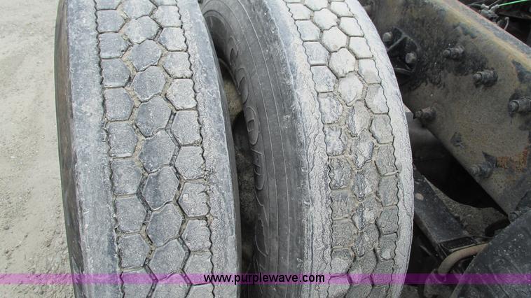 image for item G9287 2001 Peterbilt 387 semi truck