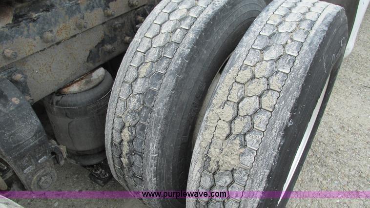 image for item G9287 2001 Peterbilt 387 semi truck