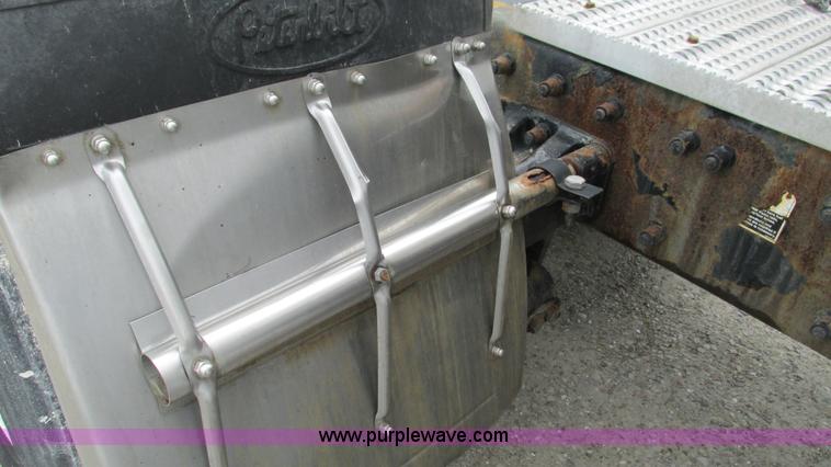 image for item G9287 2001 Peterbilt 387 semi truck