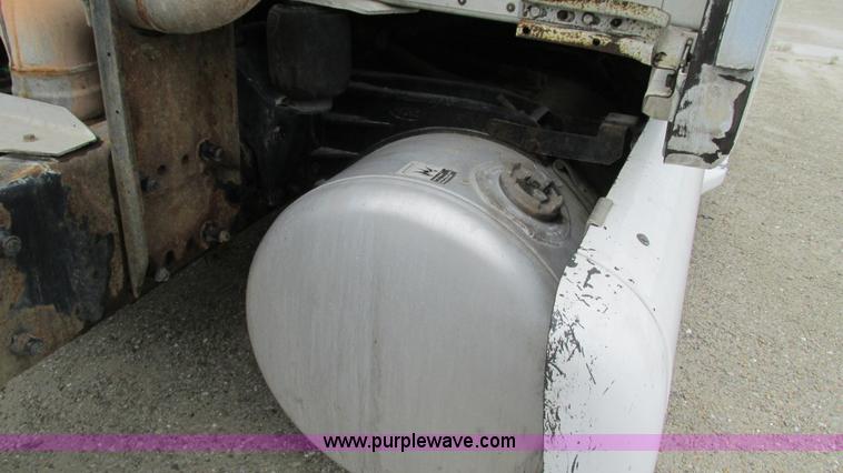 image for item G9287 2001 Peterbilt 387 semi truck