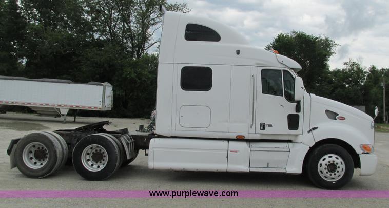 image for item G9287 2001 Peterbilt 387 semi truck