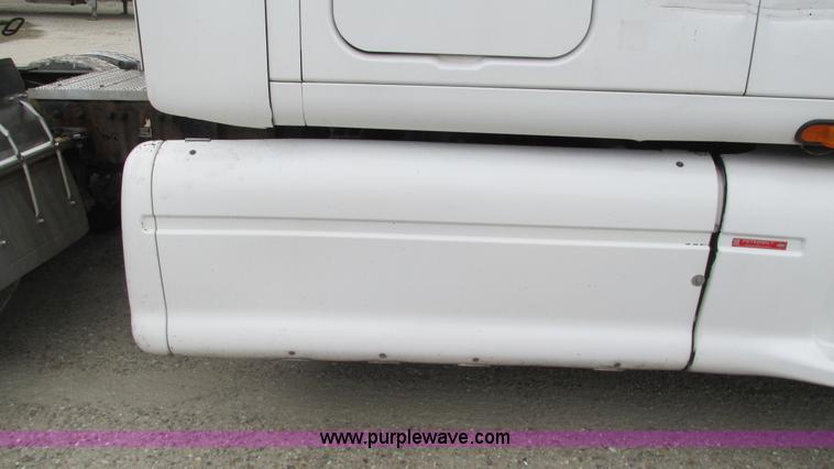 image for item G9287 2001 Peterbilt 387 semi truck