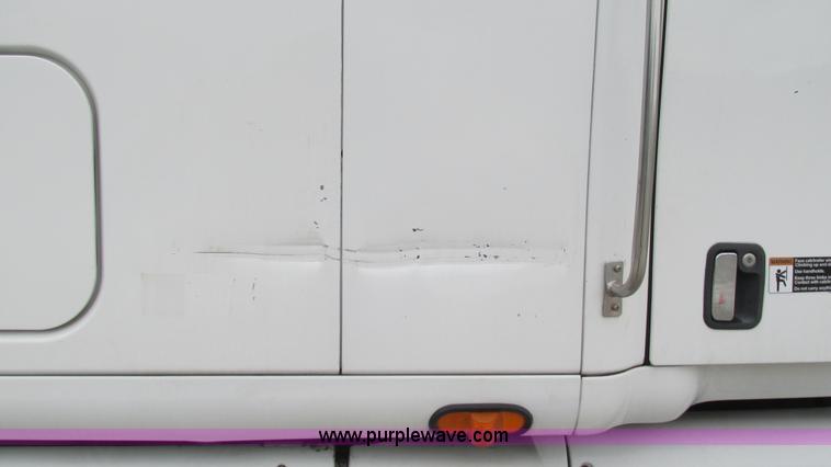 image for item G9287 2001 Peterbilt 387 semi truck