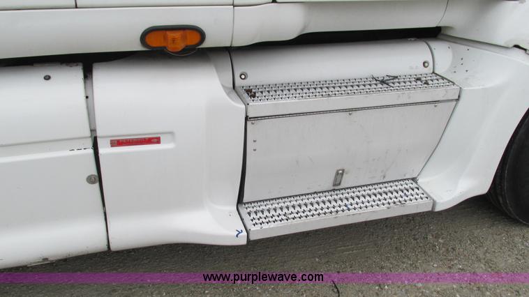 image for item G9287 2001 Peterbilt 387 semi truck