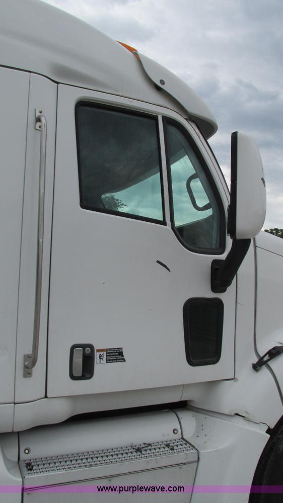 image for item G9287 2001 Peterbilt 387 semi truck