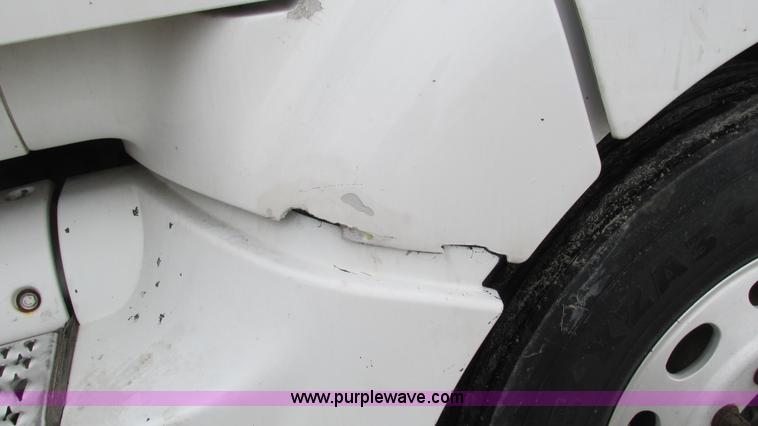 image for item G9287 2001 Peterbilt 387 semi truck