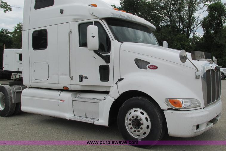 image for item G9287 2001 Peterbilt 387 semi truck