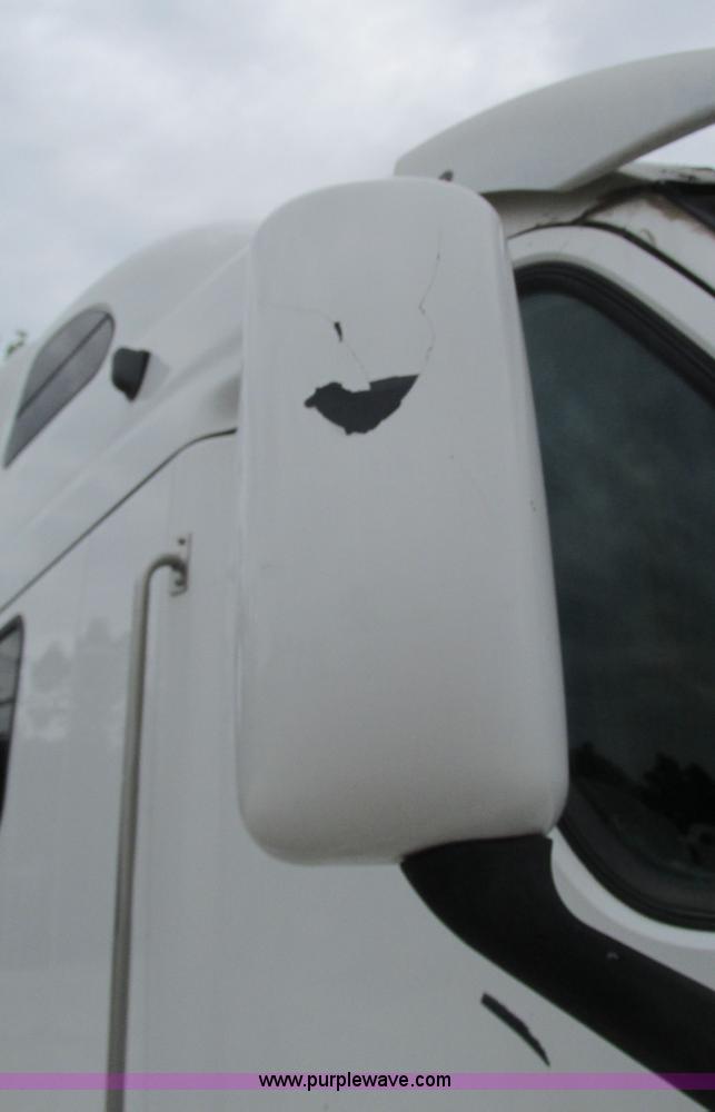 image for item G9287 2001 Peterbilt 387 semi truck