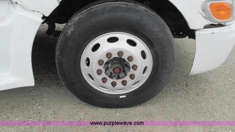 image for item G9287 2001 Peterbilt 387 semi truck