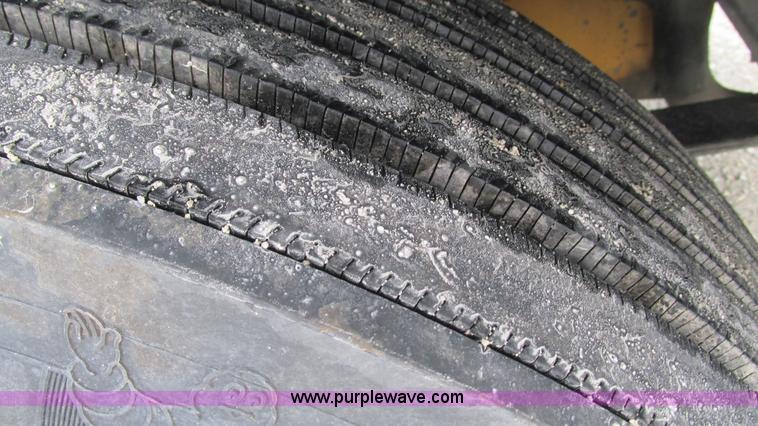 image for item G9287 2001 Peterbilt 387 semi truck