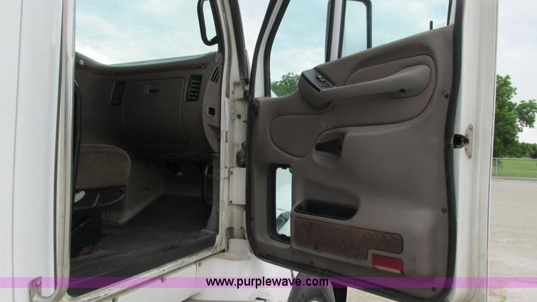 image for item G9287 2001 Peterbilt 387 semi truck