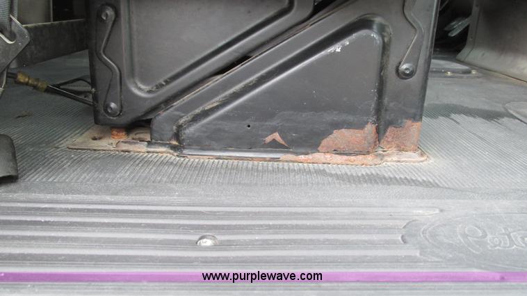 image for item G9287 2001 Peterbilt 387 semi truck