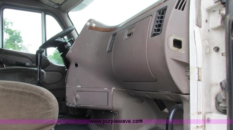 image for item G9287 2001 Peterbilt 387 semi truck