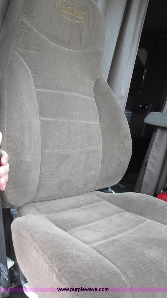 image for item G9287 2001 Peterbilt 387 semi truck