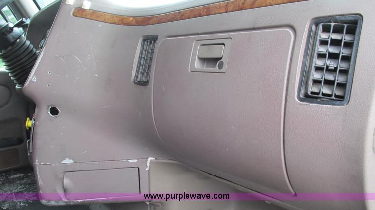 image for item G9287 2001 Peterbilt 387 semi truck