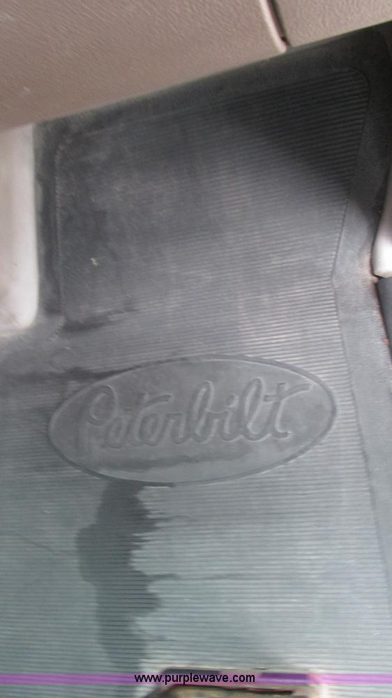 image for item G9287 2001 Peterbilt 387 semi truck