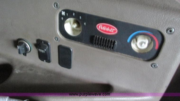 image for item G9287 2001 Peterbilt 387 semi truck