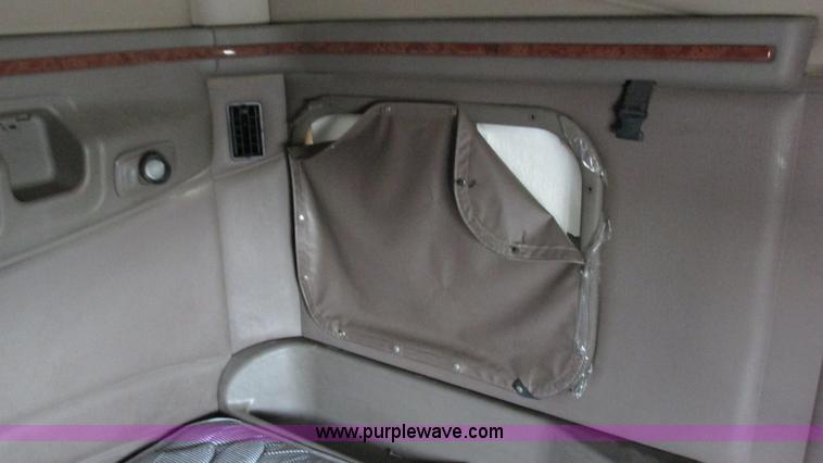 image for item G9287 2001 Peterbilt 387 semi truck