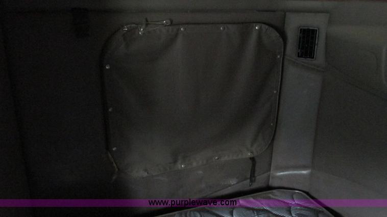 image for item G9287 2001 Peterbilt 387 semi truck