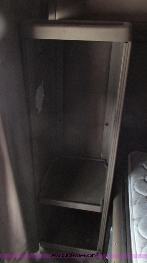 image for item G9287 2001 Peterbilt 387 semi truck