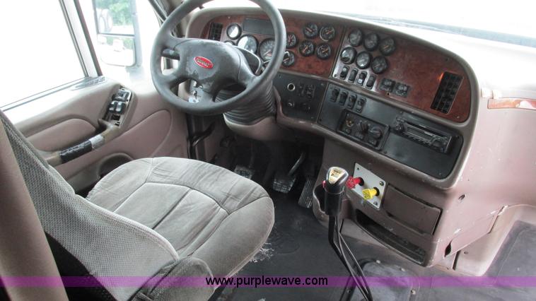 image for item G9287 2001 Peterbilt 387 semi truck