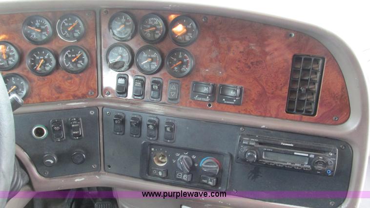 image for item G9287 2001 Peterbilt 387 semi truck