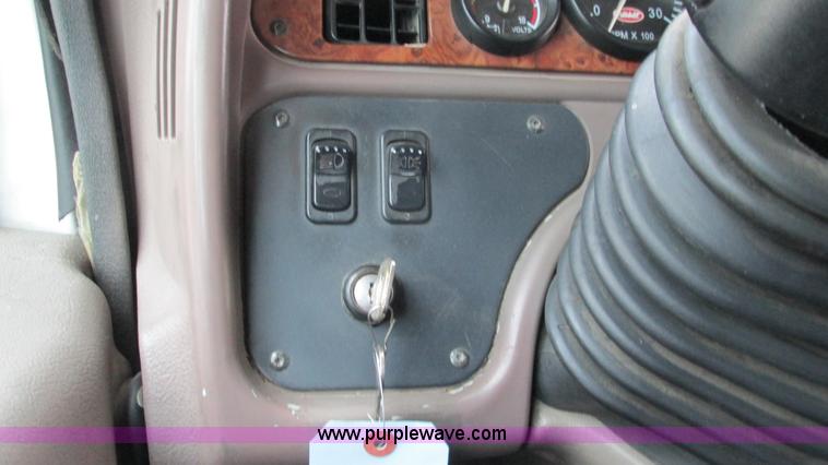 image for item G9287 2001 Peterbilt 387 semi truck