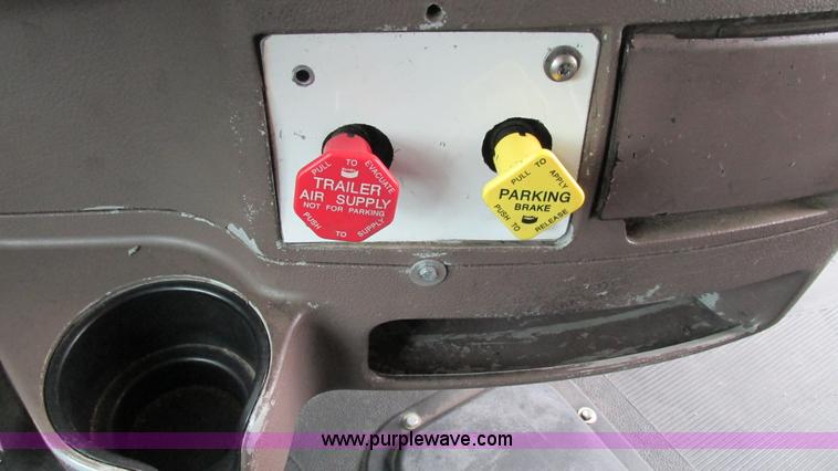 image for item G9287 2001 Peterbilt 387 semi truck