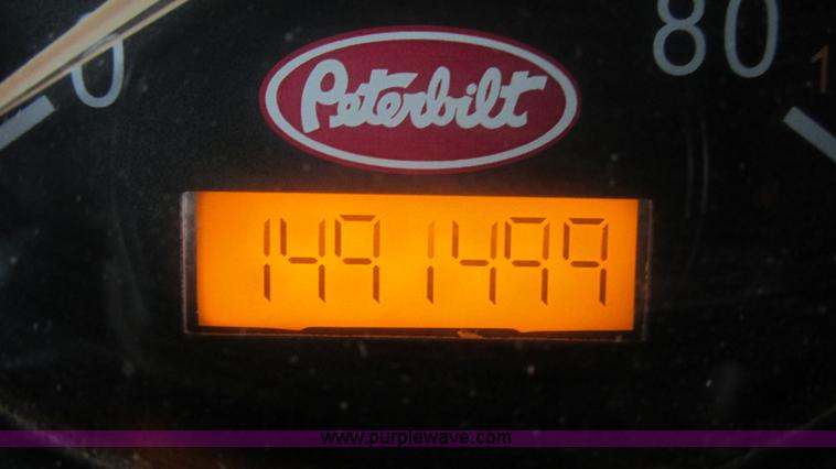 image for item G9287 2001 Peterbilt 387 semi truck