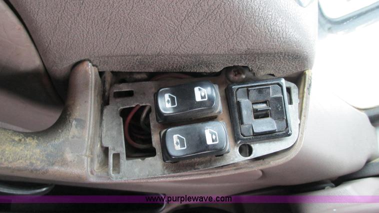 image for item G9287 2001 Peterbilt 387 semi truck