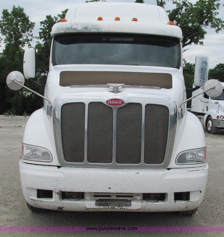 image for item G9287 2001 Peterbilt 387 semi truck