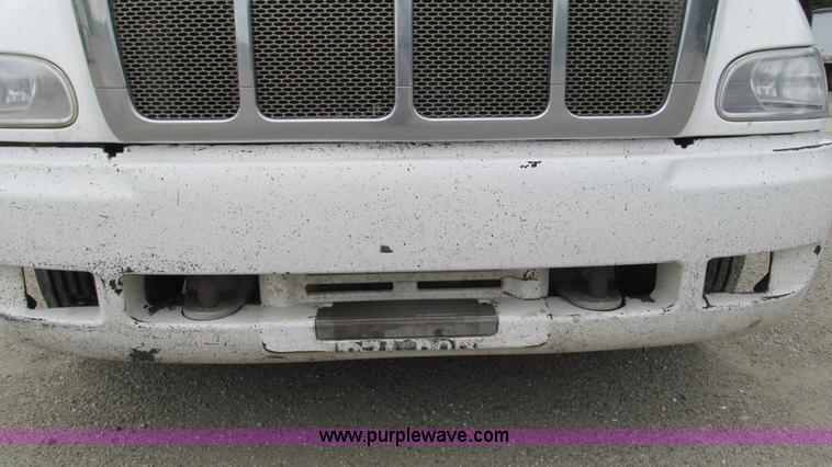 image for item G9287 2001 Peterbilt 387 semi truck