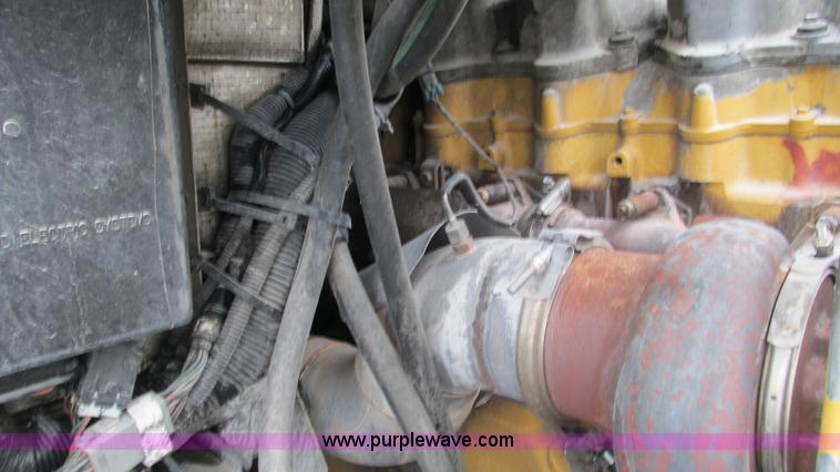 image for item G9287 2001 Peterbilt 387 semi truck