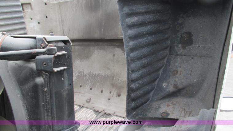 image for item G9287 2001 Peterbilt 387 semi truck