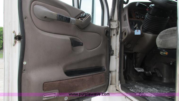 image for item G9287 2001 Peterbilt 387 semi truck