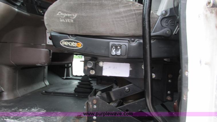 image for item G9287 2001 Peterbilt 387 semi truck