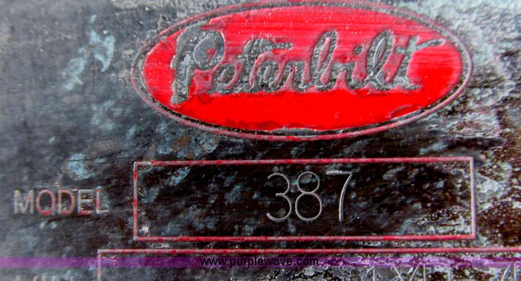 image for item G9287 2001 Peterbilt 387 semi truck