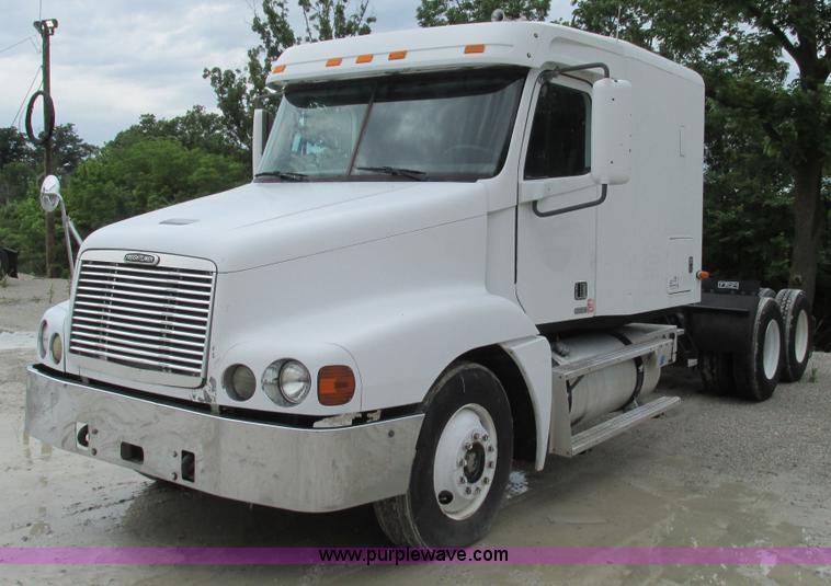 image for item G9290 1999 Freightliner C120 semi truck