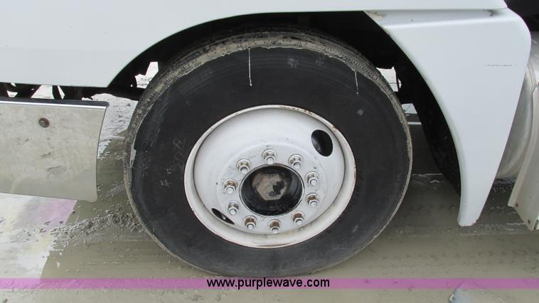 image for item G9290 1999 Freightliner C120 semi truck