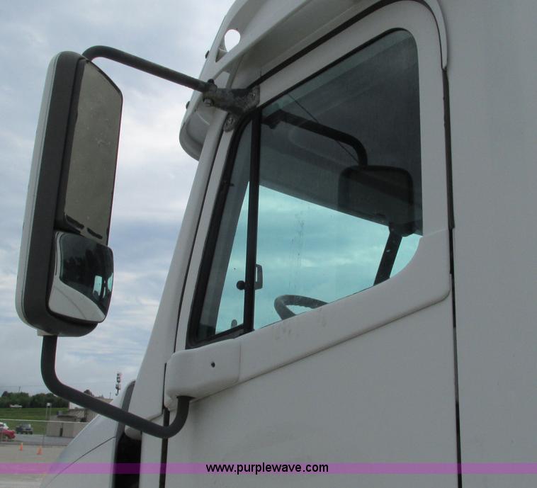 image for item G9290 1999 Freightliner C120 semi truck