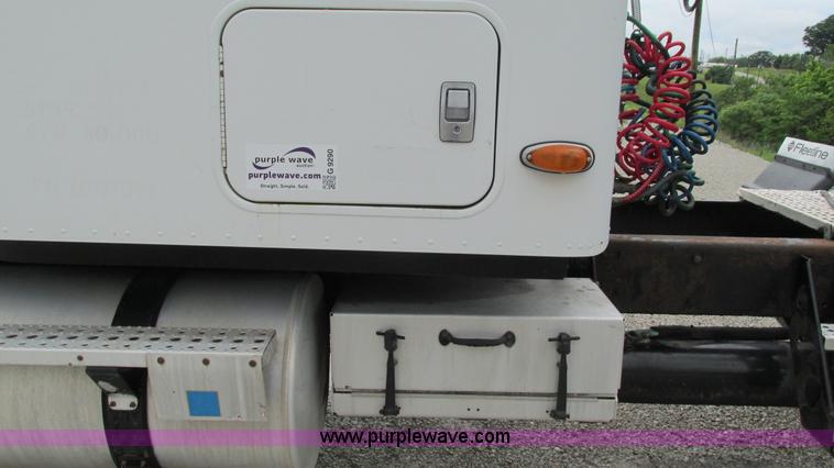 image for item G9290 1999 Freightliner C120 semi truck