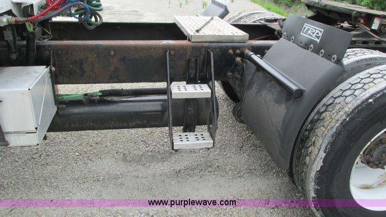 image for item G9290 1999 Freightliner C120 semi truck