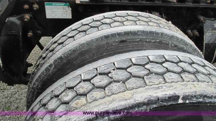 image for item G9290 1999 Freightliner C120 semi truck