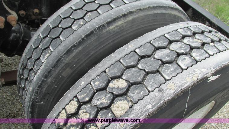 image for item G9290 1999 Freightliner C120 semi truck