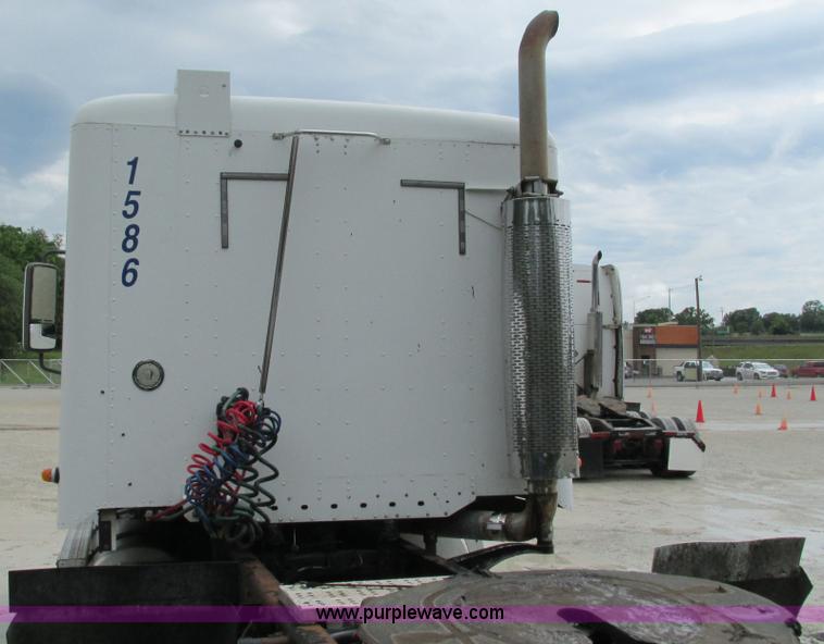 image for item G9290 1999 Freightliner C120 semi truck