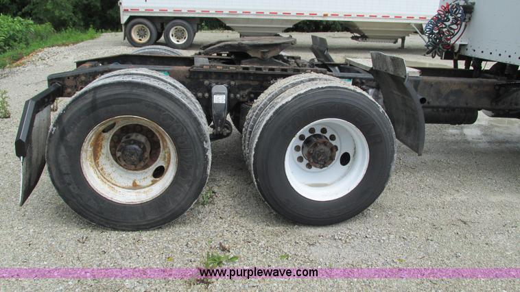 image for item G9290 1999 Freightliner C120 semi truck