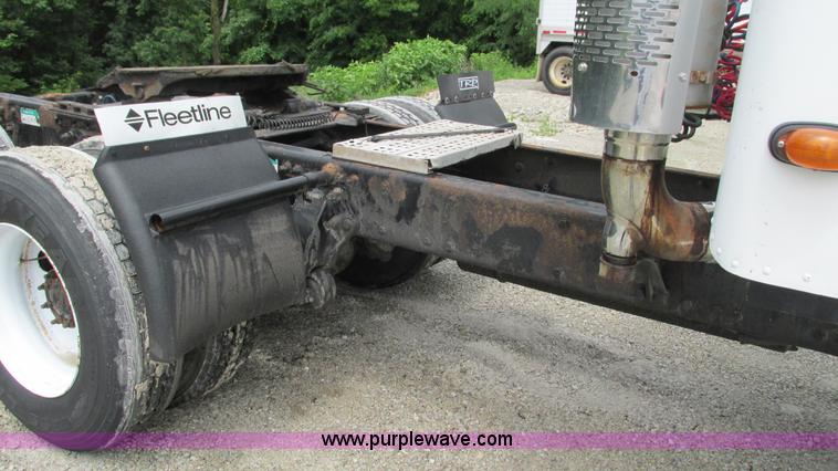 image for item G9290 1999 Freightliner C120 semi truck