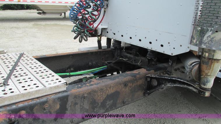 image for item G9290 1999 Freightliner C120 semi truck