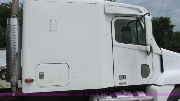 image for item G9290 1999 Freightliner C120 semi truck